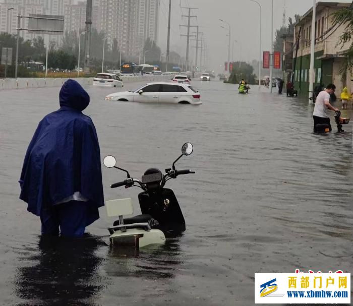 宁夏银川发布今年首个暴雨红色预警局地行车如“划船”(图1) 宁夏银川发布今年首个暴雨红色预警局地行车如“划船”(图1)