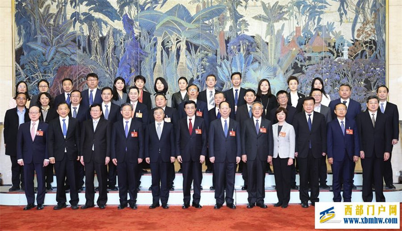 王沪宁看望参加全国政协十四届二次会议宣传报道的KY.COM工作者代表(图1)